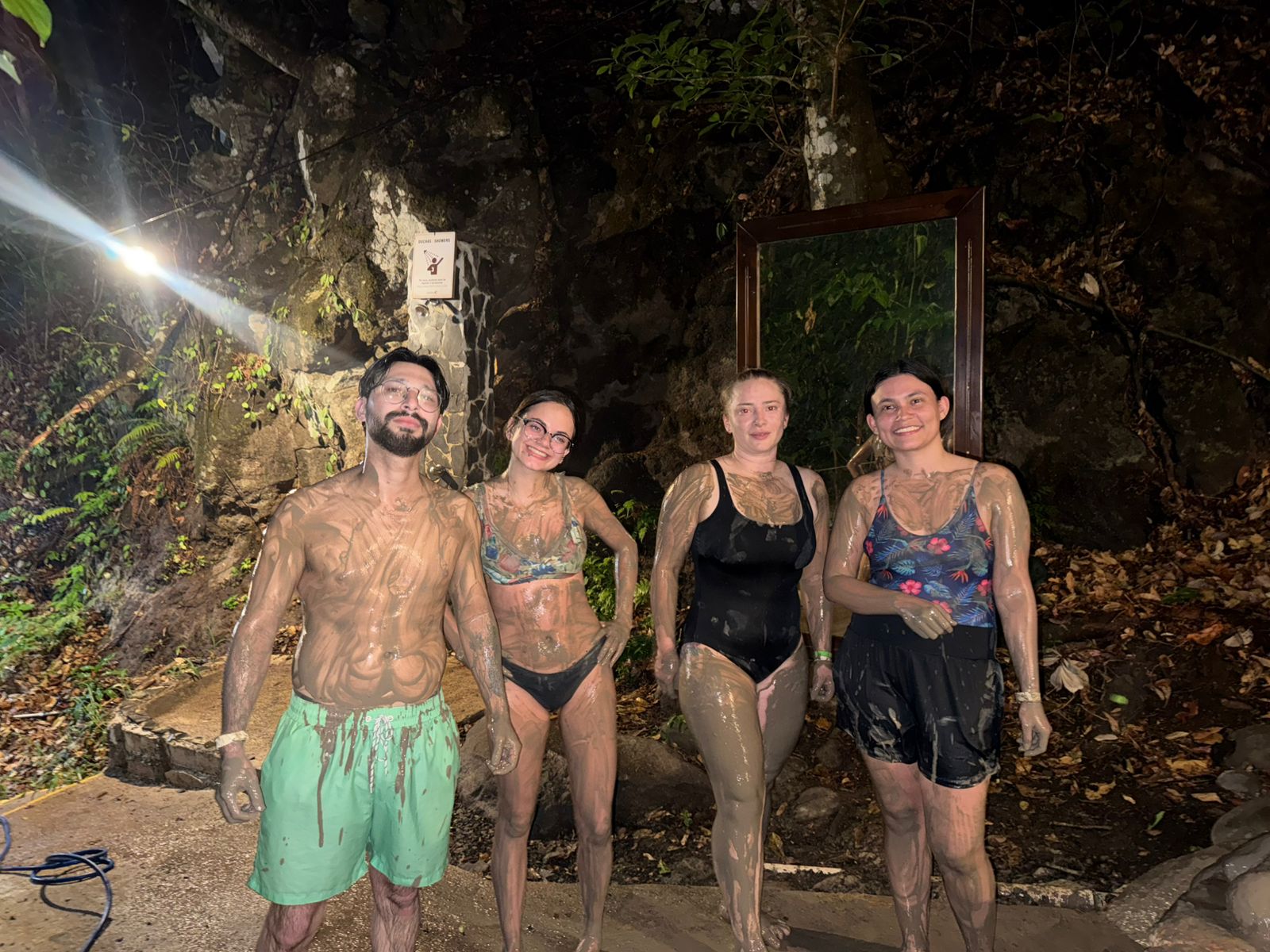 Personal disfrutando en los barros termales